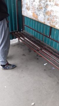 На эту скамейку сесть можно только на кортах