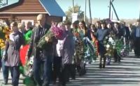 Нескончаемый поток людей на похоронах