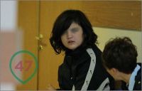 12-летняя школьница агрессивно ведет себя с журналистами