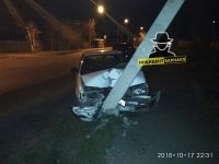 Авто придерживает опору