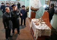 Валерий Усачев показывает Виктору Томенко продукцию алтайских колоний