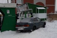 Автомобиль почти снес остановку