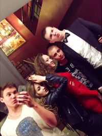 Молодой и успешный бизнесмен Данил Аксютин (в галстуке-бабочке справа)