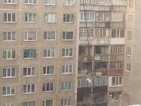 Работники в спецодежде несколько часов разгребали мусор