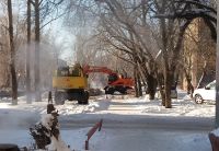 Бригада специалистов устраняет повреждение