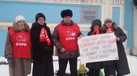 Активисты встали у здания, некогда также переданного церкви