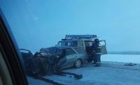 Смятое грузовиком авто