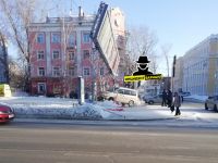 Рекламный щит опасно накренился