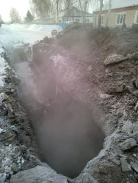 Местные жители говорят, что труба оголена уже несколько дней
