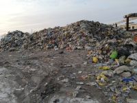 Регоператор заявляет, что каждый день грузит эти горы обратно в машины и вывозит на полигон