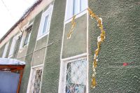 Фасад покрыт расширяющимися трещинами