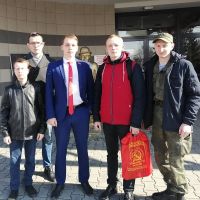 Новоявленный предводитель (с пакетом в руке) с соратниками