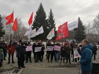 На митинге не было заметно символики только одной организации