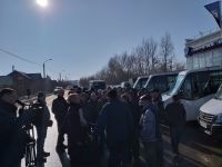 На акцию у офиса «АГАС-Транса» вышли несколько десятков человек