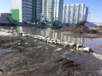 Баррикады из мешков пока не дают воде приблизиться к дому