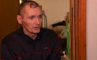 Мужчина пытается объяснить агрессивным соседям, что в квартире не происходит ничего плохого