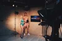 В эфир, как утверждает журналист, ведущие вышли в костюмах