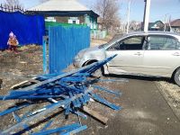 Авто успело принят цвет забора