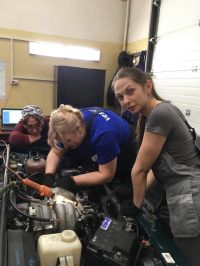 Вооружившись трещотками и гайковертом, алтайские журналисты научатся ломать и чинить автомобили