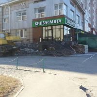 На место уже привезли сборные металлоконструкции