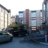 Придомовую территорию «защитили» краном