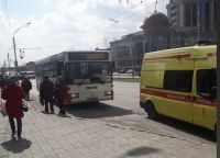 Врачи оказывают помощь пострадавшему