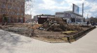 На месте зеленого уголка пока куча земли и перемолотого асфальта