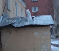 Льдина пронзила крышу