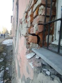 Дома и стены помогают