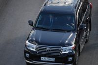 Сергей Дугин на авто заезжает на пешеходную набережную