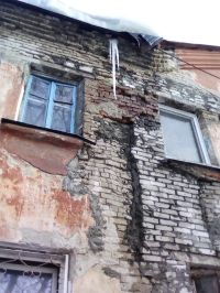 Трещина разделила дом на две части