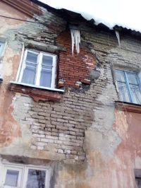 А крыша вот-вот обрушится