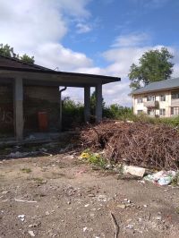 Территория скорее напоминает свалку