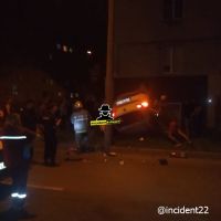 Опрокинутый автомобиль пришлось переворачивать обратно на колеса