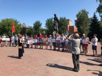 Барнаульцы пришли на пикет под палящим солнцем