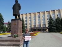 Партиец также вышел к зданию горсуда