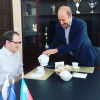 Дмитрий Фельдман разливает