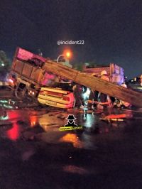 Спасатели извлекали пострадавших из под колес грузовика