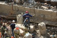 Спасатели на разборе завалов