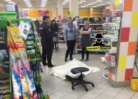 Сотрудники магазина обсуждают случившееся