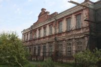 На этом фасаде со столетним опозданием появятся часы