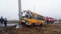Школьный автобус после столкновения
