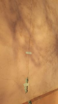 На внешней стене дома из маневренного фонда серьезная трещина