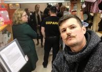 Активисты с полицией требуют отдать животное
