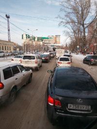 Сложности с движением испытывали и на смежных магистралях