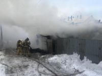 Спасатели борются с огнем