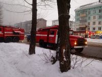 Пожарные пытаются пробраться к очагу