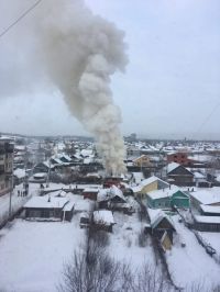 К моменту прибытия пожарных строение горело открытым огнем