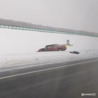 От столкновения один из автомобилей слетел в кювет