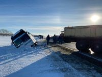Автобус вызволяют из снежного плена